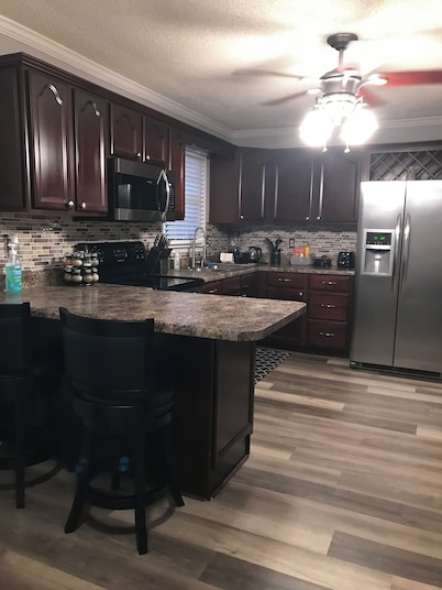 Relax in Country Serenity. 3-Bedroom 1.5-Bath house in peaceful Warren County