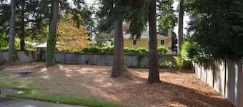 Luxury Mercer Island Home - Stunning Layout, Spacious Bedrooms & Private Deck - Prime Location
