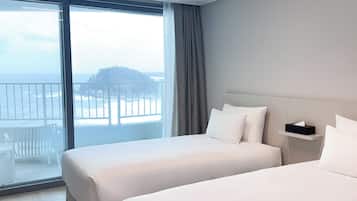 Deluxe-vรฆrelse med 2 enkeltsenge - balkon - delvis havudsigt | 1 sovevรฆrelse, skrivebord, gratis Wi-Fi