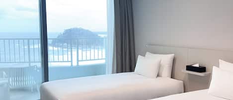 Deluxe Twin kamer, balkon, gedeeltelijk uitzicht op oceaan | 1 slaapkamer, een bureau, gratis wifi