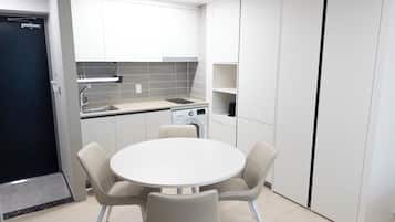 Suite – premium, balkong, sjøutsikt | Oppholdsområde | Oppvarmet gulv