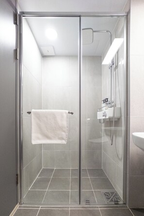 Premium Suite, Balcony, Sea View | Bathroom | Shower, hair dryer, towels, soap - Hotel Wavellent Yangyang (Yangyang)