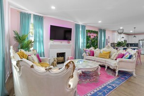 Smart TV, fireplace - Girls Getaway - Bachelorette - Hot Tub - Pool - Sauna - Photo Room - Fire Pit (St. Augustine)