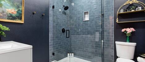 Dusche, Haartrockner, Handtücher, Seife