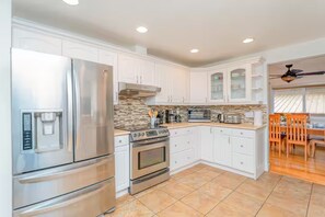 Réfrigérateur grande capacité avec congélateur, four à micro-ondes