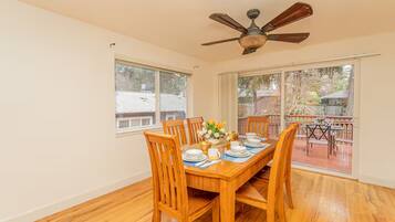 Refrigerador con congelador, microondas, horno y parrilla de estufa