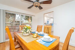 Full-sized fridge, microwave, oven, stovetop - Mercer Island Escape Luxury Stay (Mercer Island)