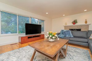 Flat-screen TV - Mercer Island Escape Luxury Stay (Mercer Island)