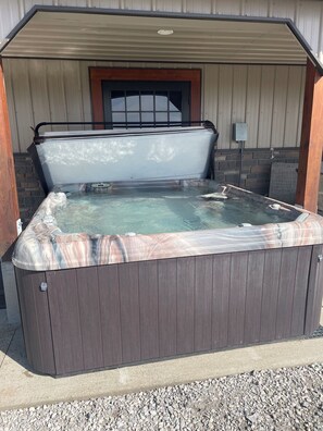 Outdoor spa tub - CF Ranch & Cattle Co.- Lodge and CrossFit Gym (Burbank)