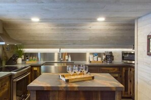 Micro-ondes, four, plaque de cuisson