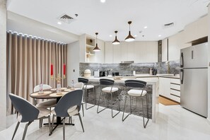 冷蔵庫、電子レンジ、オーブン、コンロ