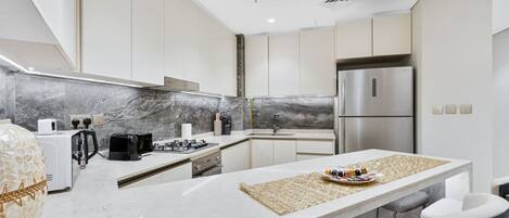 Refrigerador, microondas, horno, placa de cocina