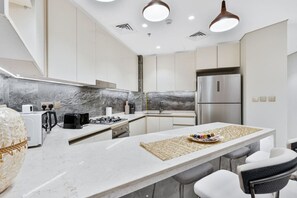 Jääkaappi, mikroaaltouuni, uuni, liesi