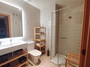 Een douche, een haardroger, handdoeken