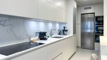 Frigorífico, microondas, horno y lavavajillas