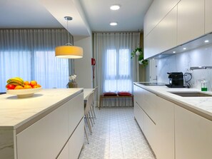 Fridge, microwave, oven, dishwasher - Luxurious Apartment on Rambla w/ Parking by Hostem (Vilanova i la Geltrú)