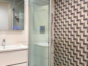 Dusche, Haartrockner, Handtücher