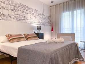 4 bedrooms, iron/ironing board, Internet - Luxurious Apartment on Rambla w/ Parking by Hostem (Vilanova i la Geltrú)