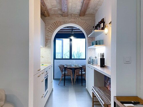 Exquisite 2-bedroom Apartment on Rambla by Hostem