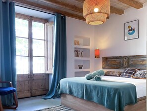 2 bedrooms, iron/ironing board, internet, bed sheets