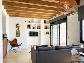 TV, fireplace