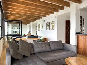 TV, fireplace
