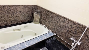Bañera con ducha, artículos de tocador gratuitos, secador de pelo