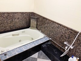 Bañera con ducha, artículos de tocador gratuitos, secador de pelo