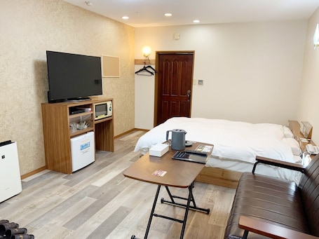 Standard Double Room | Desk, laptop workspace, soundproofing, iron/ironing board