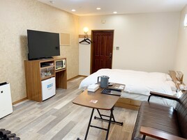 Escritorio y espacio para trabajar con laptop 