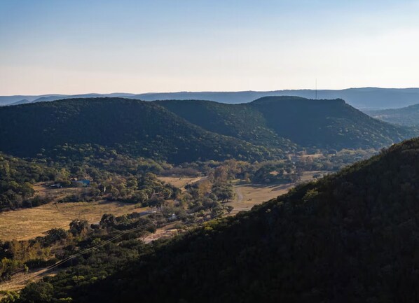 Paisaje montañoso con cielo despejado.