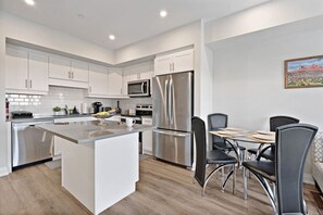 冷蔵庫、電子レンジ、オーブン、コンロ