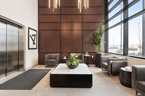 Stylish 2BR Suite on High Floor and Situated Close To Falls