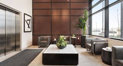 Stylish 2BR Suite on High Floor and Situated Close To Falls