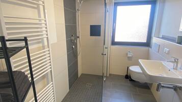 Dusche, Haartrockner, Handtücher, Seife