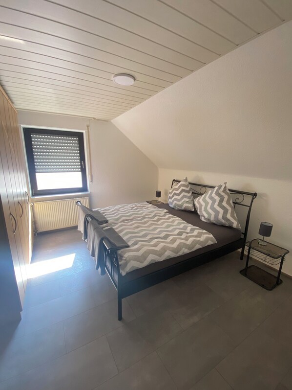 2 chambres, coffre-fort, fer et planche à repasser, lit de bébé portatif