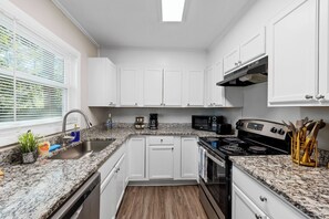 Mikrobølgeovn, ovn, kokeplater og oppvaskmaskin