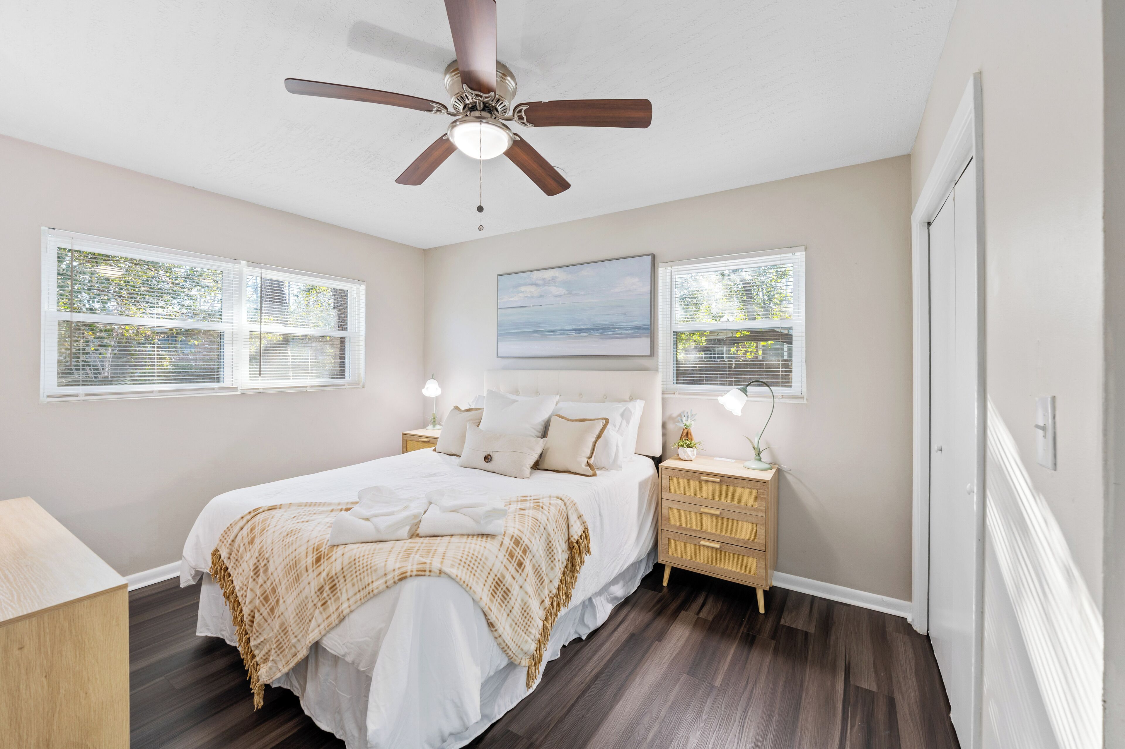 3 habitaciones, tabla de planchar con plancha, wifi y ropa de cama 