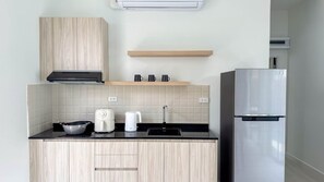 Jääkaappi, mikroaaltouuni, liesi, leivänpaahdin