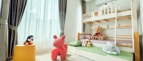 Una habitación infantil con una cama litera, un peluche y una figura de Mickey Mouse.