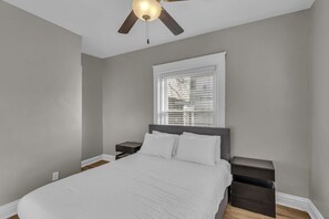 2 bedrooms, desk, WiFi