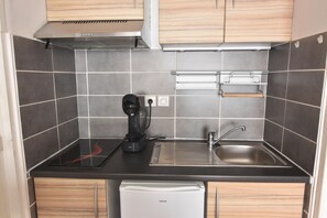 Fridge, microwave, oven, coffee/tea maker
