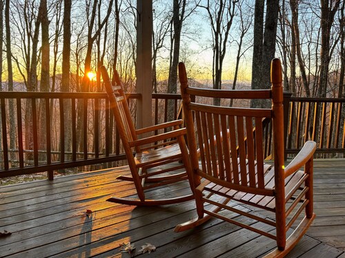 Wolf Laurel Mountain Escape: Cozy Cabin, Fireplace, near Hatley Pointe, Secluded