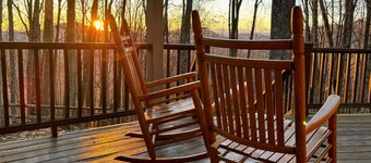 Wolf Laurel Mountain Escape: Cozy Cabin, Fireplace, near Hatley Pointe, Secluded