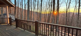 Wolf Laurel Mountain Escape: Cozy Cabin, Fireplace, near Hatley Pointe, Secluded