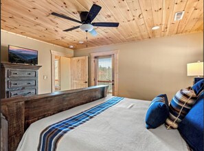 3 habitaciones, escritorio y tabla de planchar con plancha 