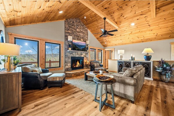 Smart TV, chimenea y videojuegos 