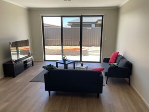 TV - Modern New 4BR Spacious & Peaceful Family Home (Munno Para)