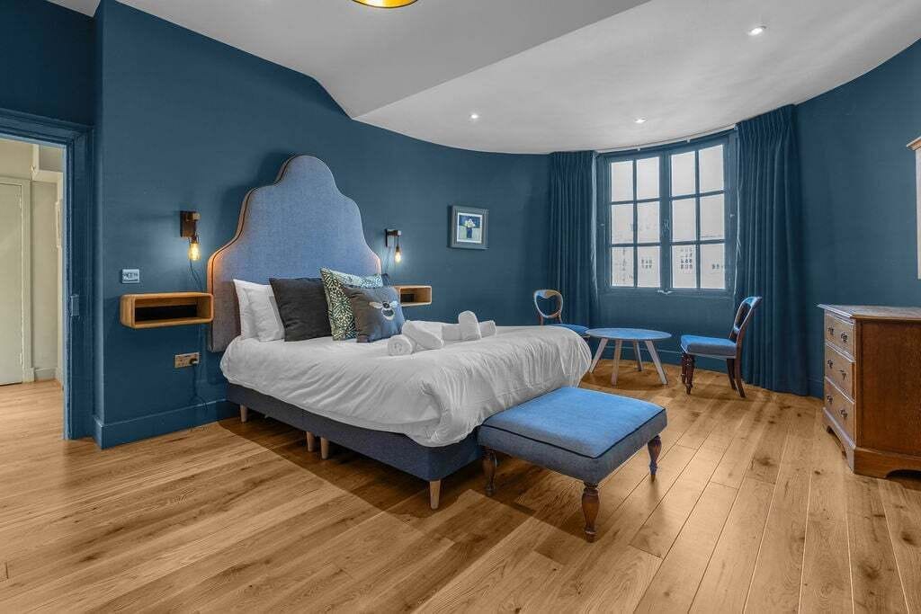 2 bedrooms, iron/ironing board, internet, bed sheets