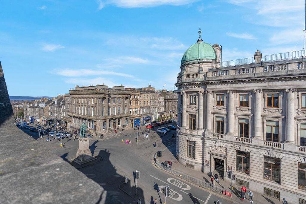 Un bâtiment historique à l’architecture classique, caractérisé notamment par un dôme imposant et des colonnes.